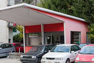 via Stazione, Bodio, Bassa Leventina, Ticino; riale Dragone, filling/gas/petrol station, ex stazione di servizio