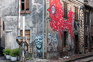 viale Lecco, Como; chiesa/church of S. Orsola, graffiti, barrier, viale Cesare Battisti level crossing