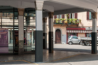 piazza Giacomo Matteotti, Como; bus station, stazione autolinee/autovie, oval building