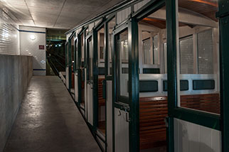 Évian les Thermes #1, Évian-les-Bains (74, Haute-Savoie); Évian–Neuvecelle funicular railway bottom station, rue du port, underground section, funicular car