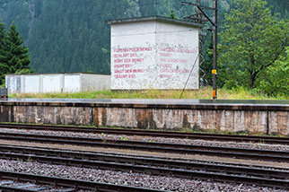 Lifthaus Verladerampe, Göschenen; FLÜSTERT DER BERG?, SUSSURRA LA MONTAGNA?, Sonja Kreis, 2007. Durchwegs. 125 Jahre Gotthardbahn, Arturi; rampa di carico/loading ramp; Kraftwerk Göschenen AG