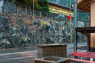 Bahnhofplatz, Göschenen; Zgraggen Carrosserie Abschleppdienst, Matterhorn-Gotthard-Bahn track