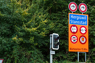 Seestrasse, Lopper, Hergiswil, Nidwalden; traffic signs; Stansstad, Wartezeiten, Winterdienst