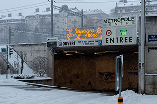 rue des Musées, La Chaux-de-Fonds; METROPOLE CENTRE, ENTREE, Joyeuses fêtes, OUVERT, LIVRAISONS; railway yard, rue du Commerce, rue Jacob-Brandt, snow