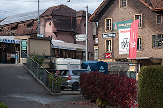 Frohburg bus stop (Täschmattkanal), Reussbühl, Luzern/Lucerne; Hauptstrasse, Pfisternweg, Trolleybus line 2 Luzern Bahnhof–Emmenbrücke Sprengi; Josef Banz, Velowerkstatt, Rothenring, Täschmatte, EMMEN CENTER, RALEIGH, Impulsiv; Littau