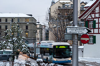 Dreilindenstrasse, Luzern/Lucerne; Gotthardgebäude, trolleybus route no. 7, direction sign, Löwendenkmal, Lion Monument, Monument du Lion, Gustav Mossdorf, Federal Insurance Court