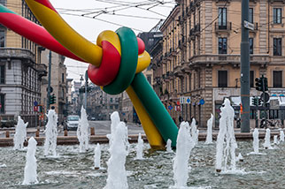 piazzale Luigi Cadorna (Nodo/Knot), Milano/Milan; via Giosuè Carducci, Castello Cova; sculpture, Ago, Filo e Nodo; Needle, Thread, and Knot; Claes Oldenburg, Coosje van Bruggen