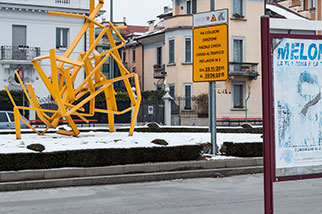 piazza Giovanni Amendola (Danza), Milano/Milan; sculpure Danza, yellow, Gianfranco Pardi, via Monte Bianco, snow