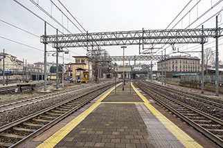 stazione FS (platform), Monza; railway/train station, track/binario 4 5; via Caduti del Lavoro, largo Giuseppe Mazzini, Milano/Milan–Chiasso railway line, Monza–Carnate–Lecco/Bergamo railway line, via Filippo Turati