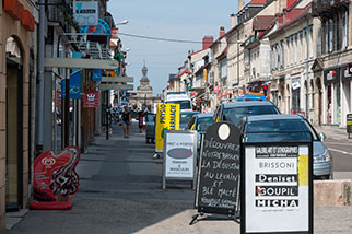 rue de la République (Saint-Pierre), Pontarlier (25, Doubs); porte Saint-Pierre, PHYSIO PHARMACIE/pharmacy, PRET A PORTER, DÉCOUVREZ NOTRE BAGUETTE, GALERIE ART ET LITHOGRAPHIES