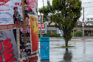 rue de la Mèbre, Renens VD; advertising column, rue de Crissier, rue du Terminus; TROTTOIR N’EST PAS CROTTOIR
