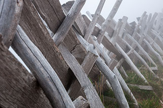 Kulmweg, Rigi Kulm, Arth, Schwyz; wooden fence, Schrankzaun, Schratthag, fog