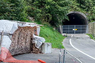 Acheregg Ost tunnel, Stansstad, Nidwalden; A2 autobahn, east tunnel, exit, Obwalden, Brünig