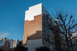 rue du Grand Bay (no. 1), Les Avanchets, Vernier; Avanchet-Parc, centre oecuménique, tree