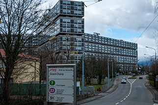 route du Bois-des-Frères (Grand-Champ), Le Lignon, Vernier; bus stop, trolleybus wires, Cité Lignon